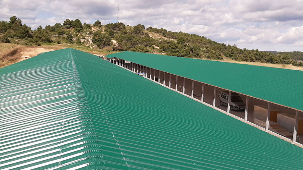chapa metálica perfilada. Ejemplo de tejado agropecuario. 